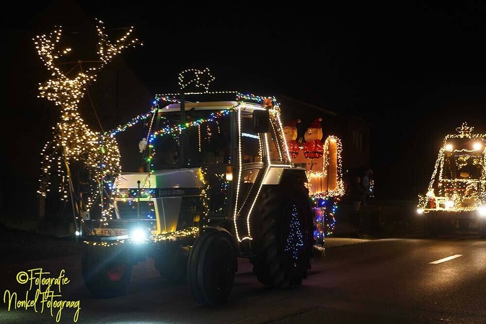 2025 12 19 verlichte tractoren aarle kerststal 3