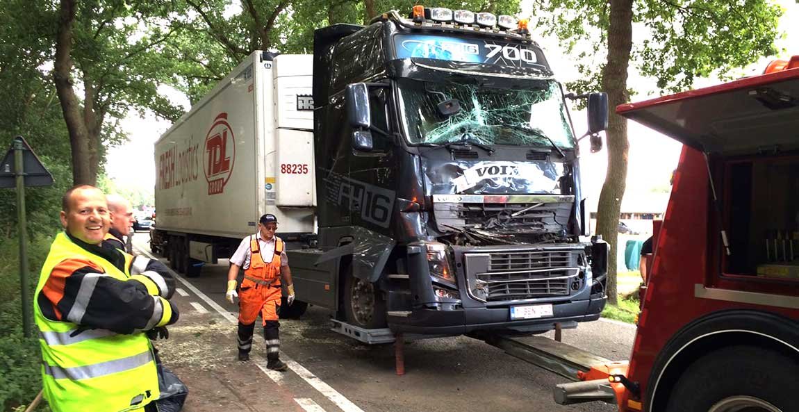 ongeval truck weelde statie